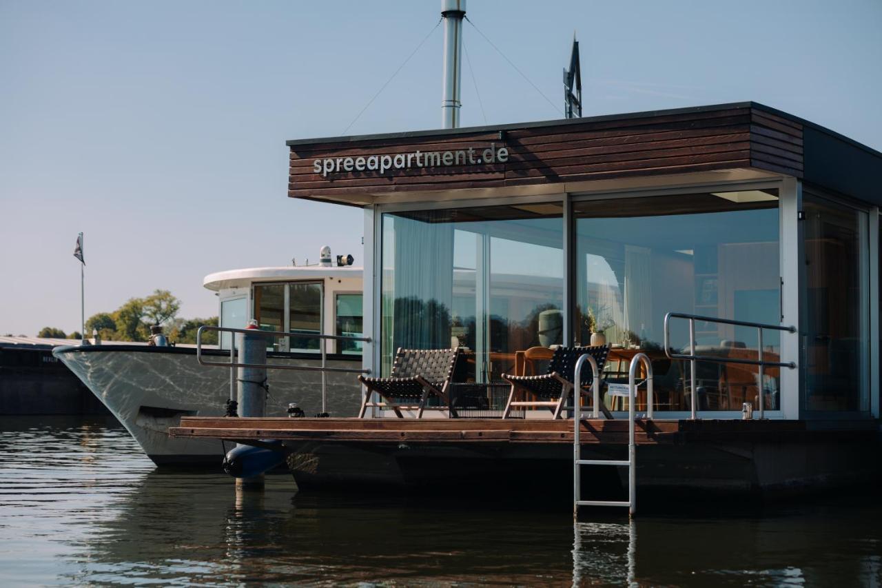 Julia - Schwimmendes Botel *